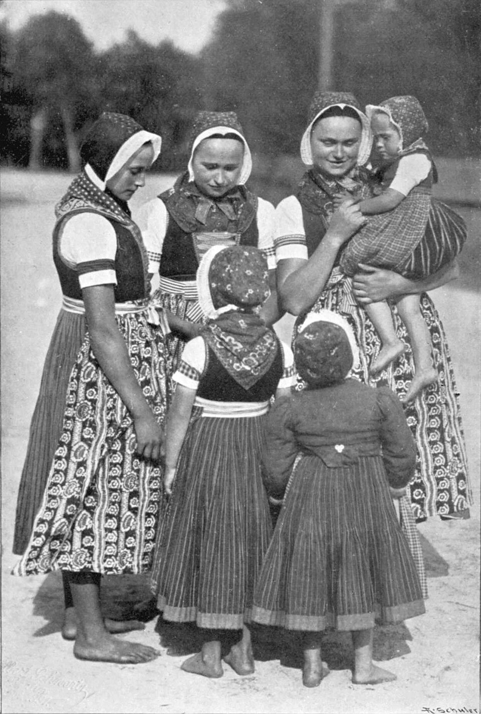 Sorbian women and their children in 1900.